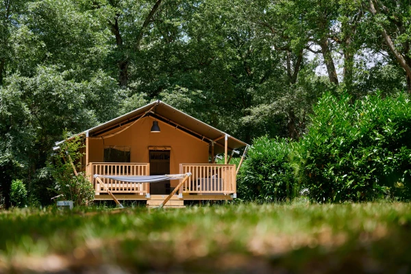 tentfoto vooraanzicht frankrijk lestaubiere bos groen