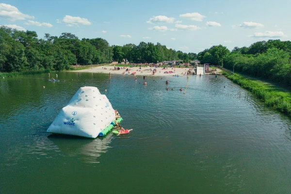 papillon-country-resort-zwemmeer-met-springkussen